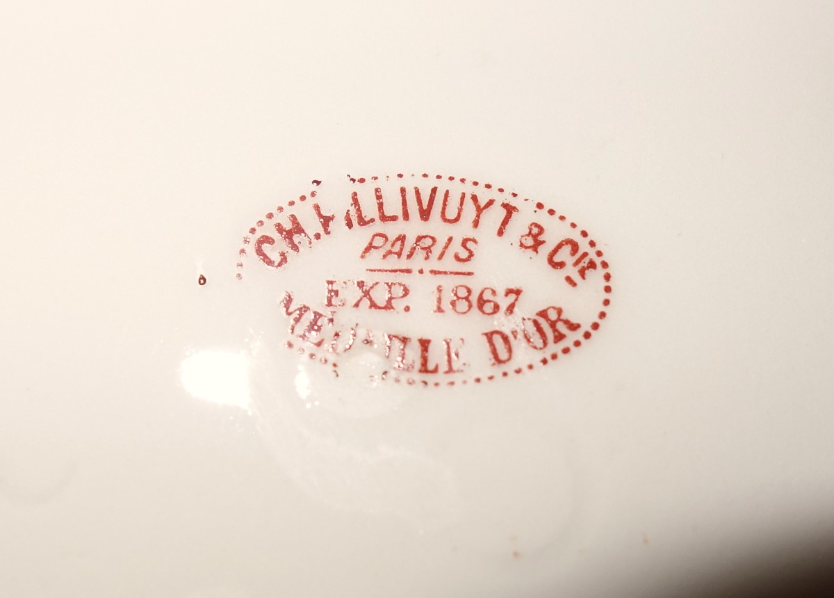 Partie de service de table en porcelaine blanche monogrammée-photo-3
