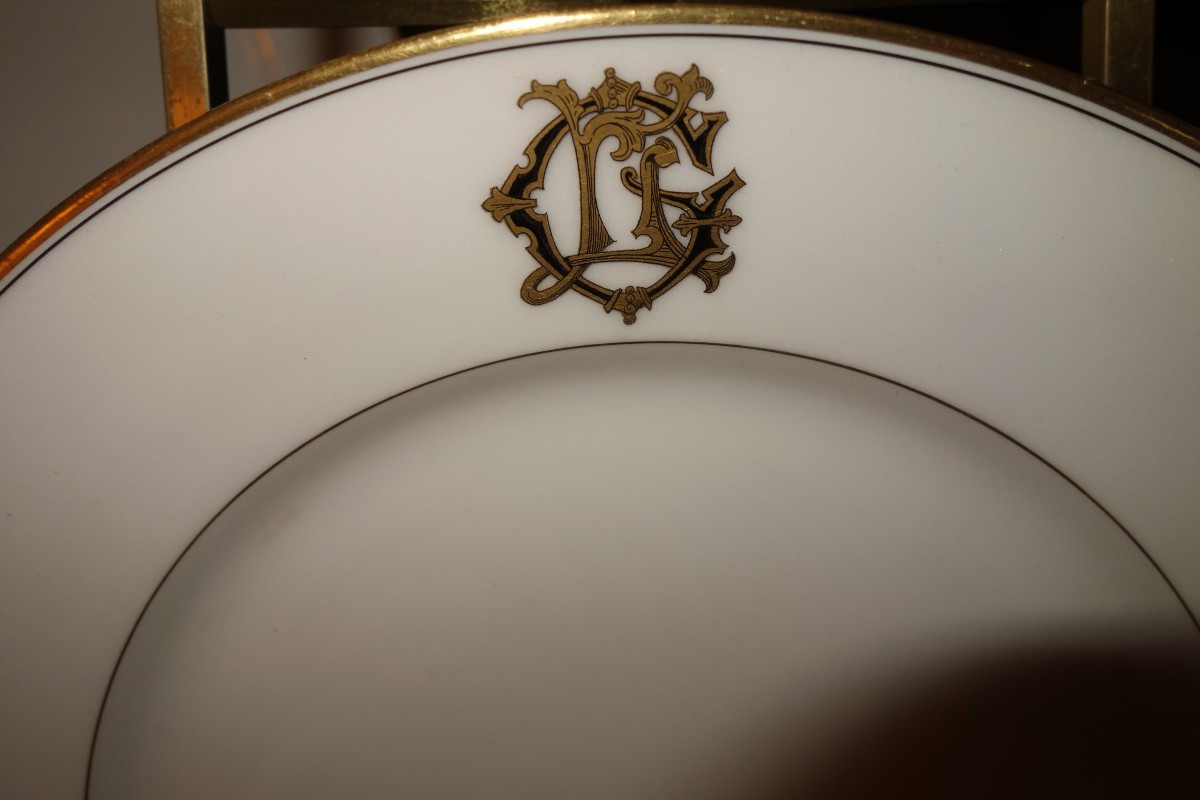 Partie de service de table en porcelaine blanche monogrammée-photo-4