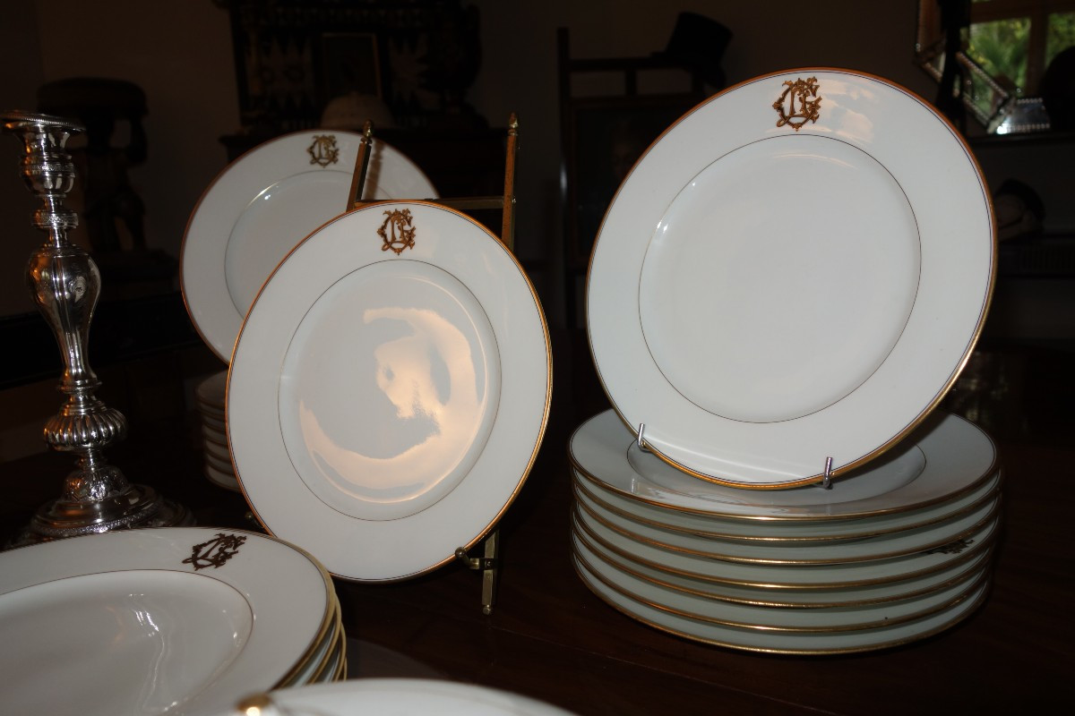 Partie de service de table en porcelaine blanche monogrammée-photo-1