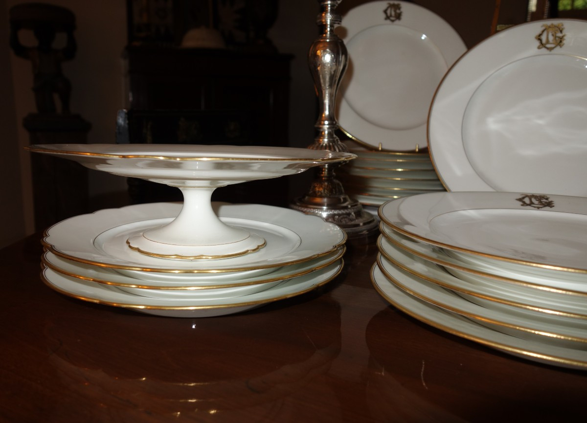 Partie de service de table en porcelaine blanche monogrammée-photo-2