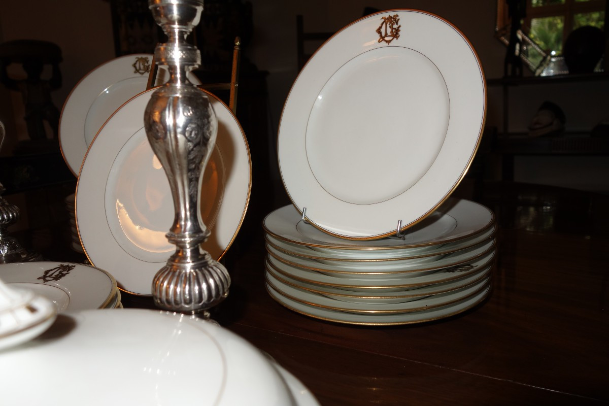 Partie de service de table en porcelaine blanche monogrammée-photo-4