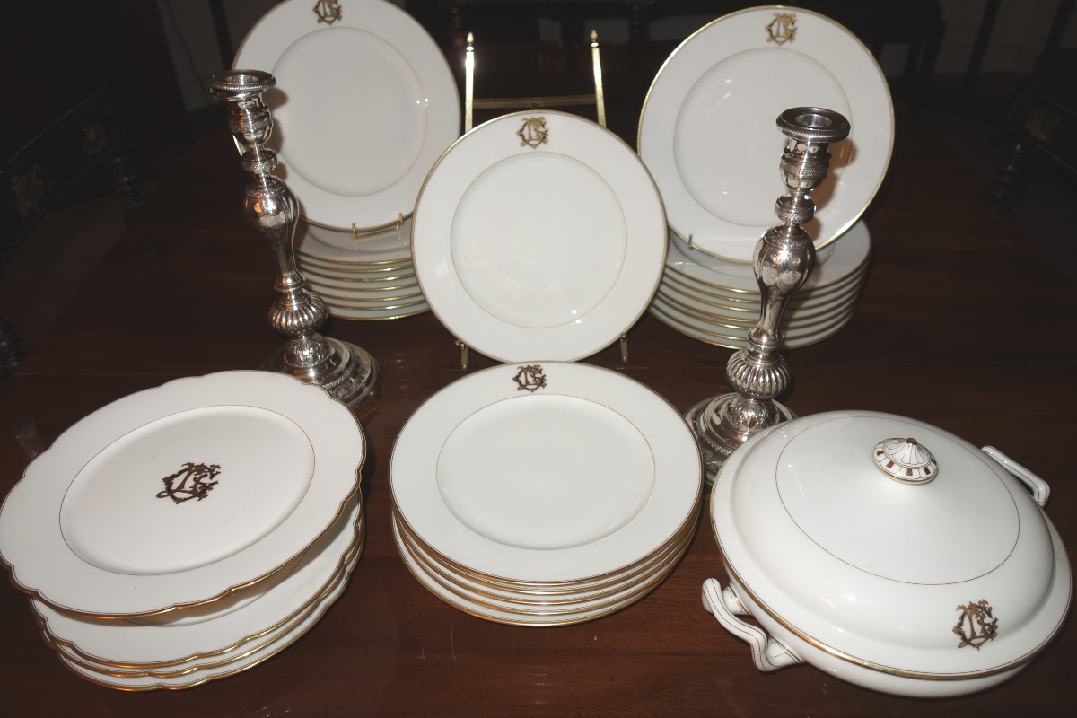 Partie de service de table en porcelaine blanche monogrammée