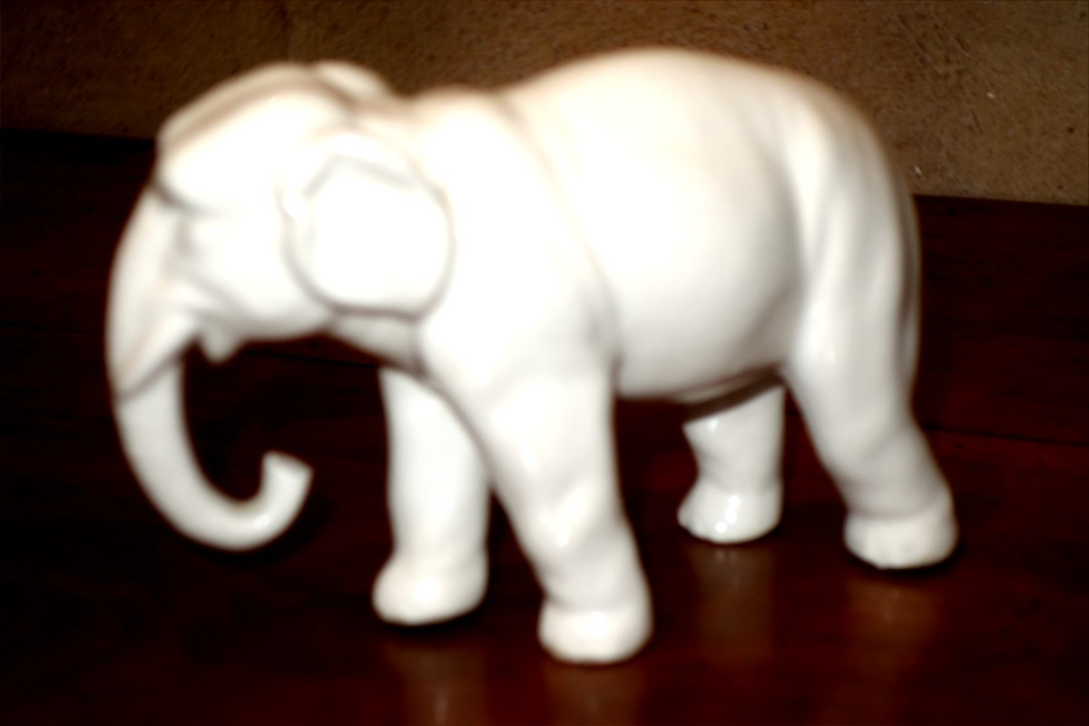  Statuette d'éléphant en porcelaine blanche XXème siècle-photo-2