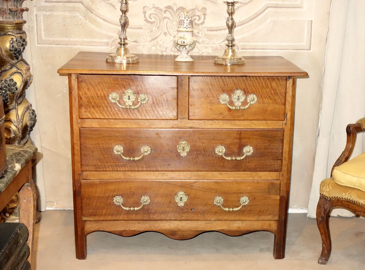 Petite commode d'époque Louis XV en noyer