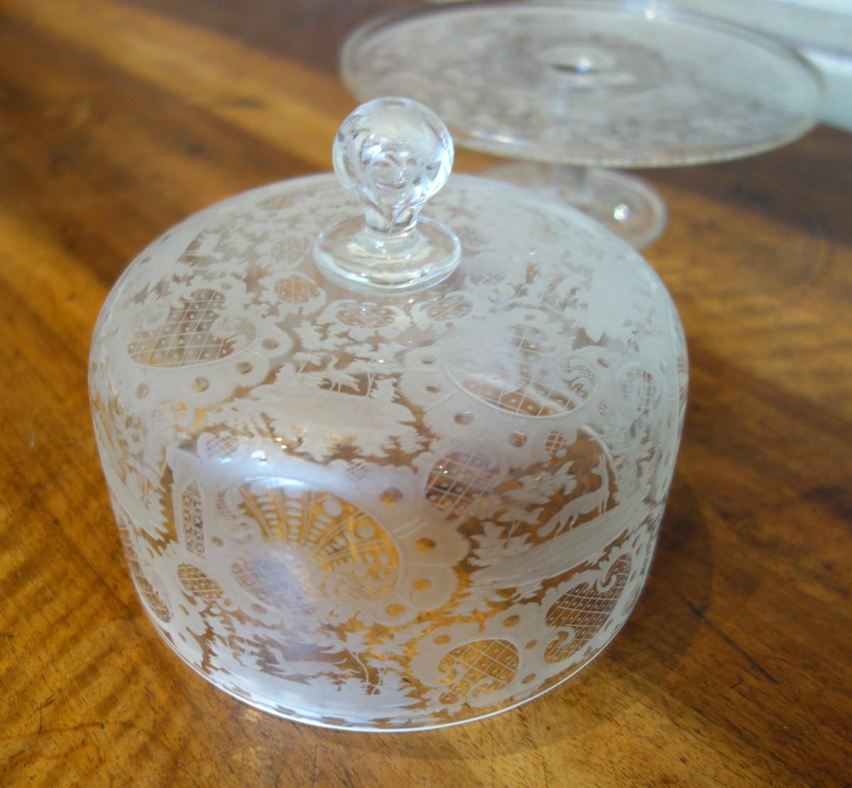 Cloche à fromage sur son présentoir en cristal gravé de Bohême XIXème siècle-photo-4