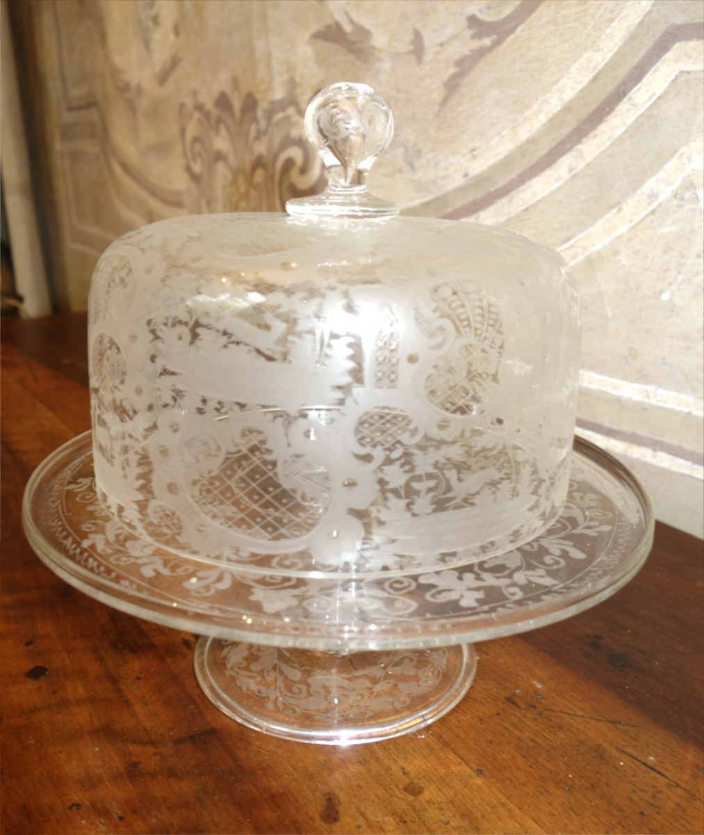Cloche à fromage sur son présentoir en cristal gravé de Bohême XIXème siècle