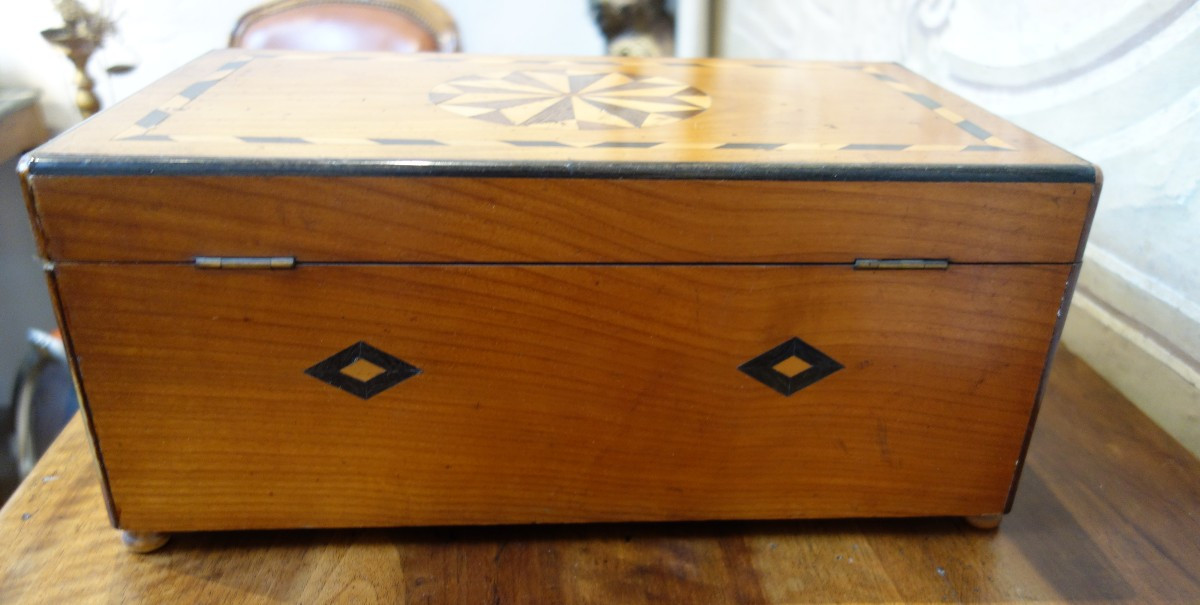 Sewing Box In Walnut Inlaid With A Rosette-photo-1