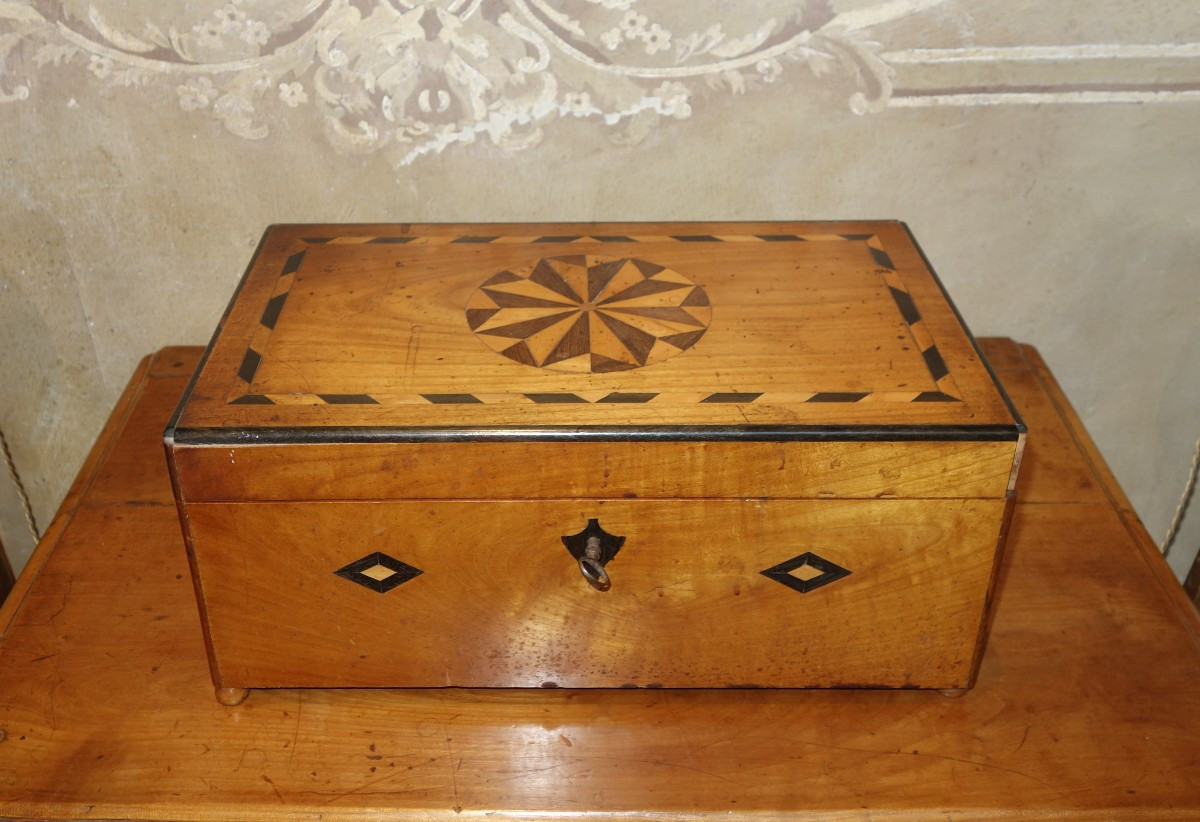 Sewing Box In Walnut Inlaid With A Rosette