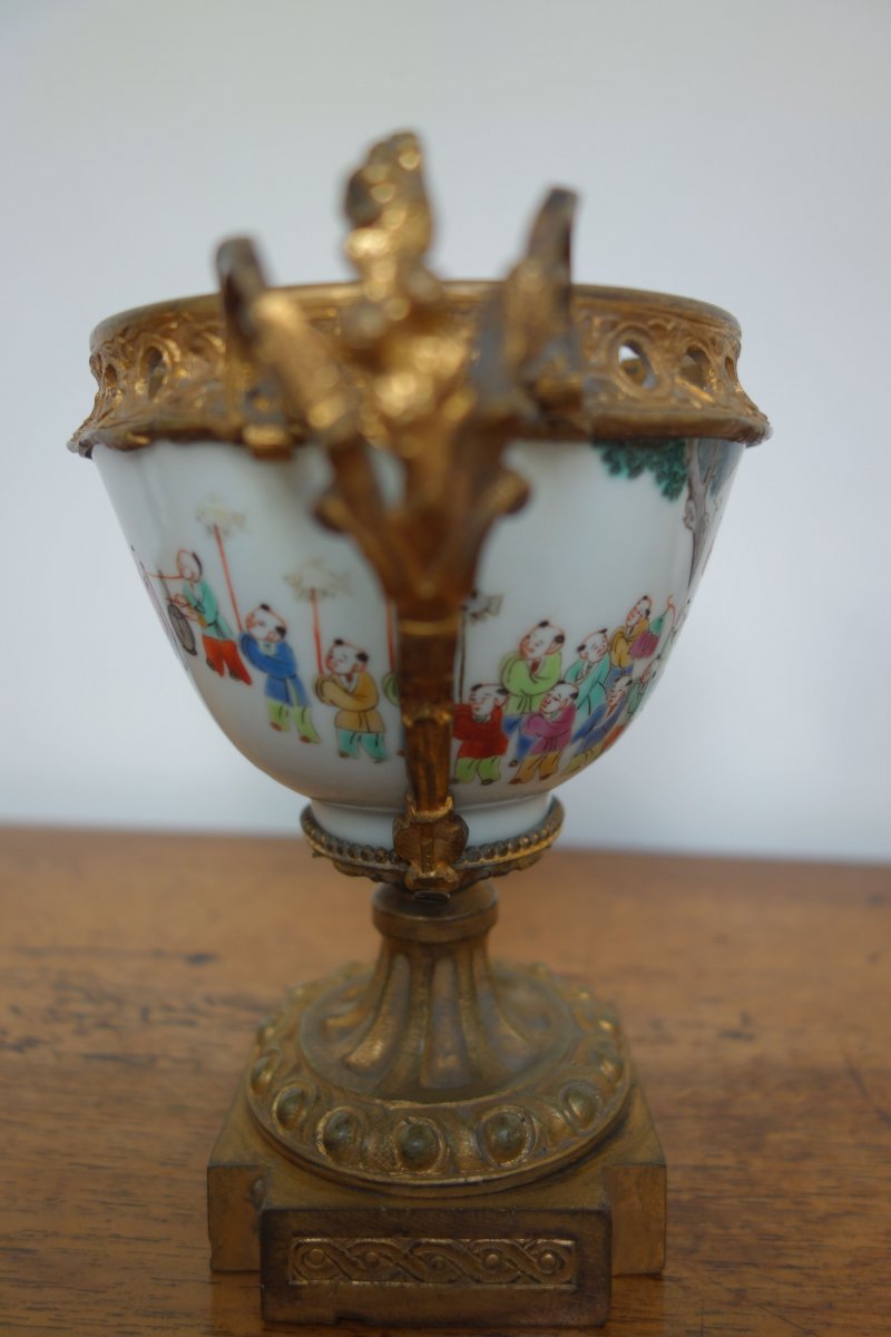 Paire De Coupes En Porcelaine,  Sur Piédouche  En Bronze Ciselé. époque XIXéme-photo-2