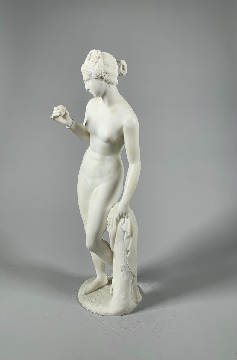 Sculpture En Marbre Blanc XIXeme Siecle Représente Vénus à La Pomme