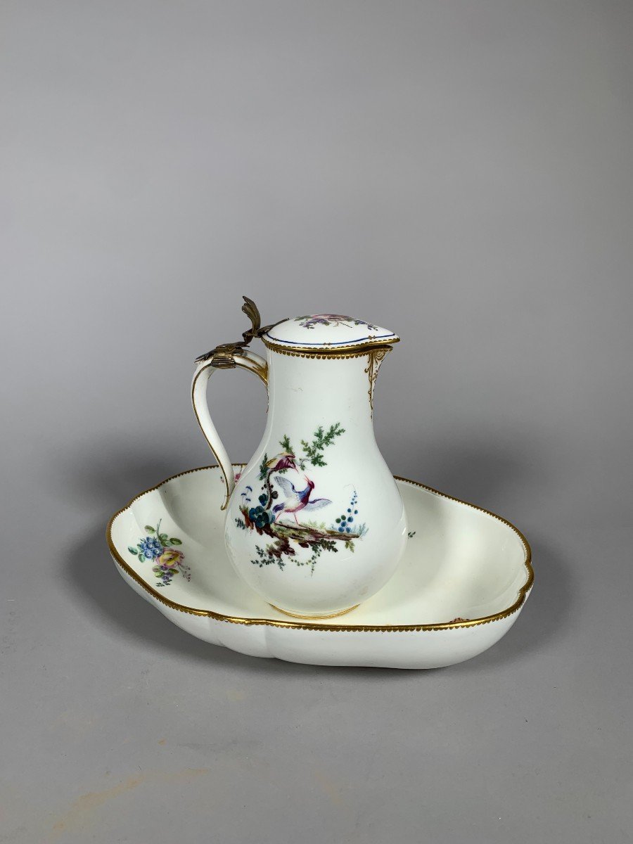 Pot à Eau Couvert En Porcelaine De Sèvres Du XVIIIe Siècle, Daté 1757-photo-1