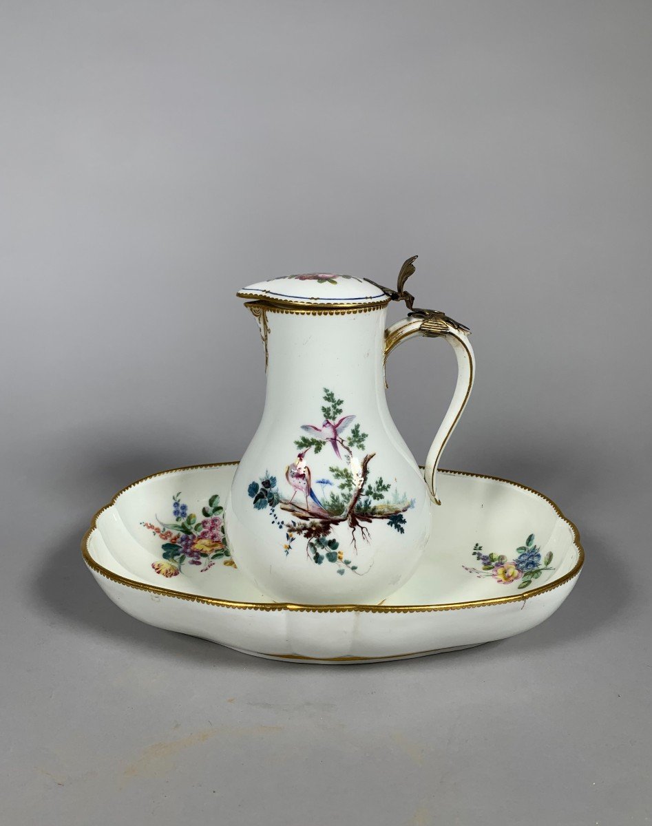 Pot à Eau Couvert En Porcelaine De Sèvres Du XVIIIe Siècle, Daté 1757