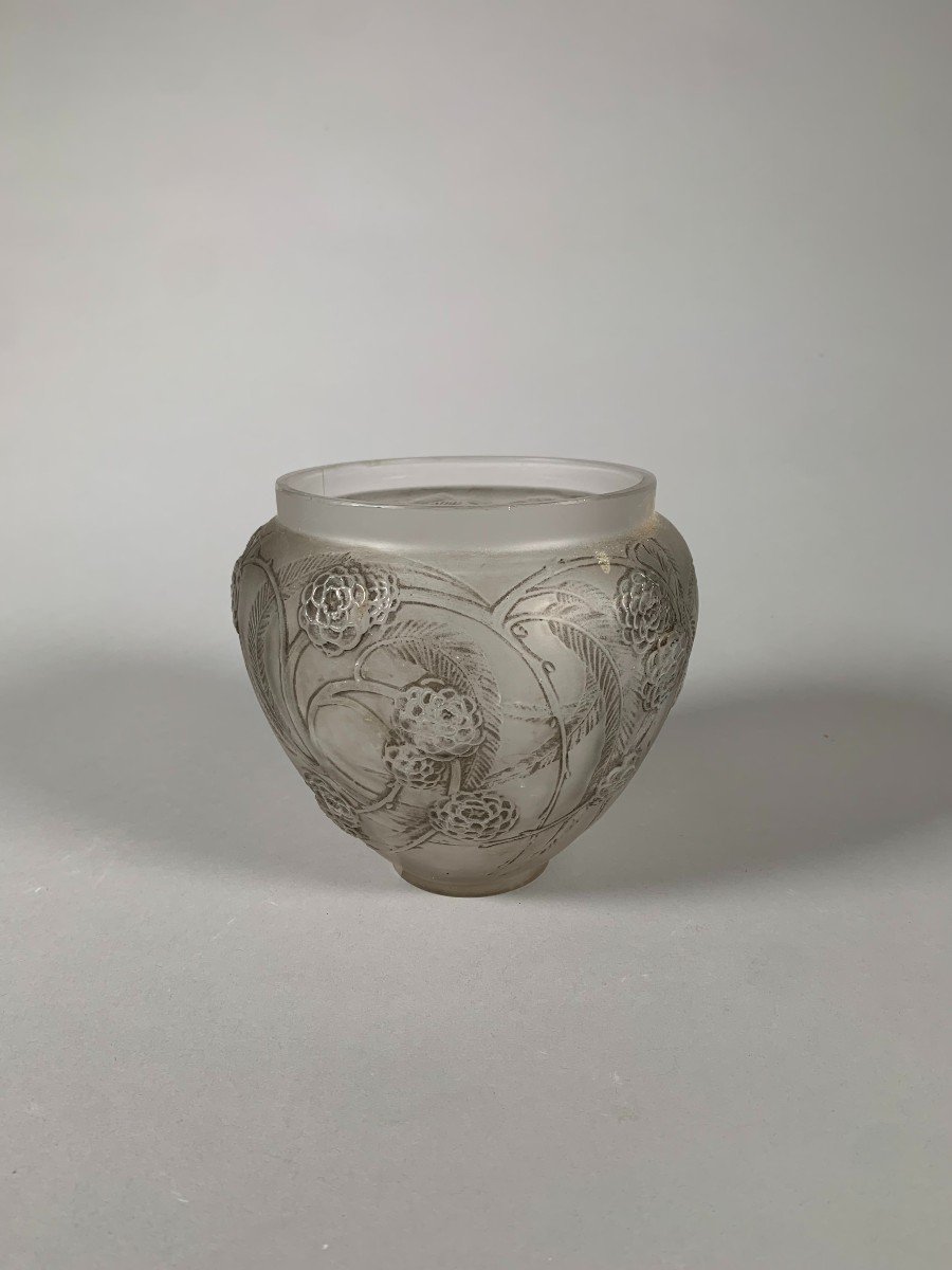 René Lalique (1860-1945) “nefliers” Vase, Circa 1930