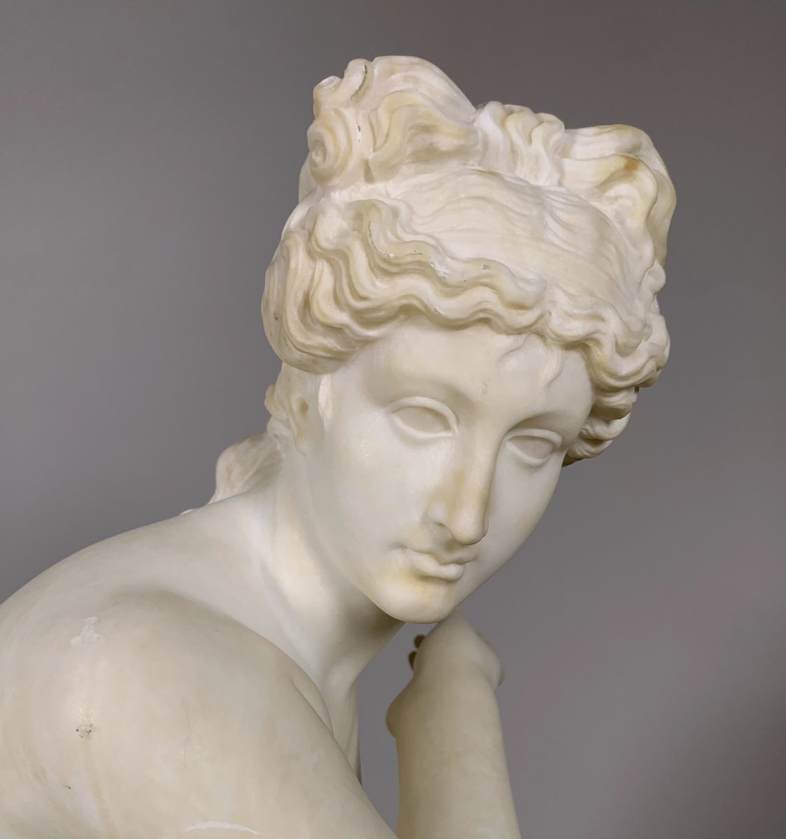 Sculpture En Marbre Blanc Début Du XIXeme Siecle De Style Néoclassique  Représente Vénus Au Bai-photo-1