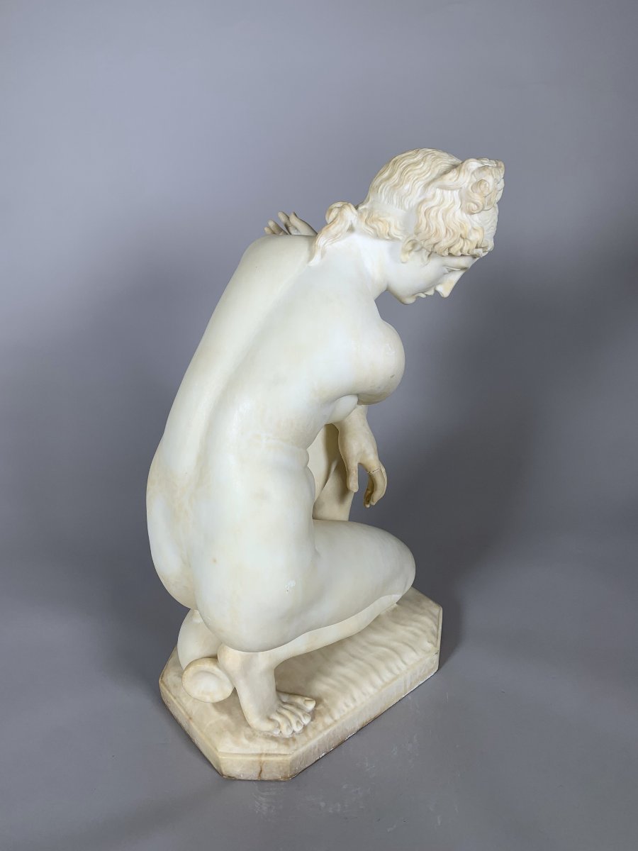 Sculpture En Marbre Blanc Début Du XIXeme Siecle De Style Néoclassique  Représente Vénus Au Bai-photo-2
