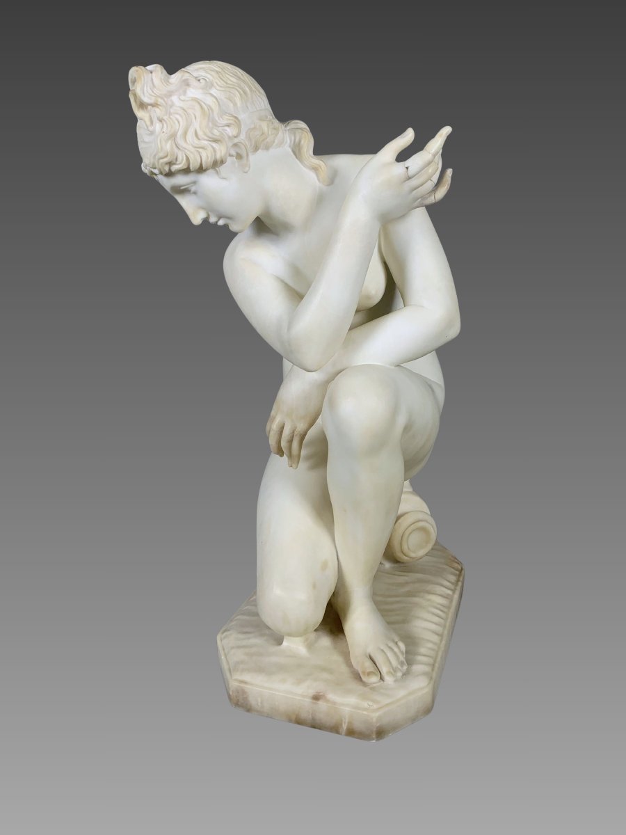 Sculpture En Marbre Blanc Début Du XIXeme Siecle De Style Néoclassique  Représente Vénus Au Bai