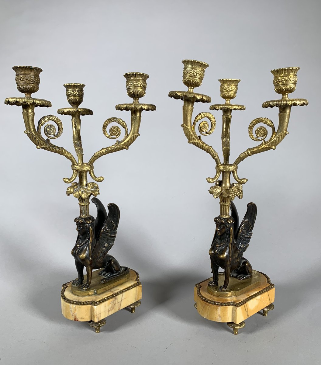Paire De Candelabres Aux Sphinges En Bronze Dore, Début XIXeme Siècle époque Restauration