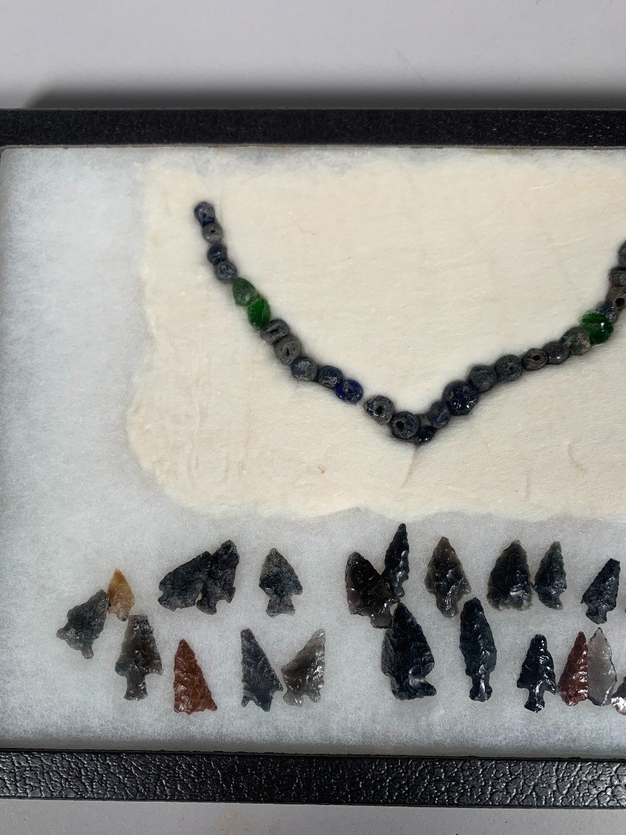 Lot De Pointes De Fleches Et Un Collier  En Perle Paléo Américains Paléolithique Archéologie -photo-1