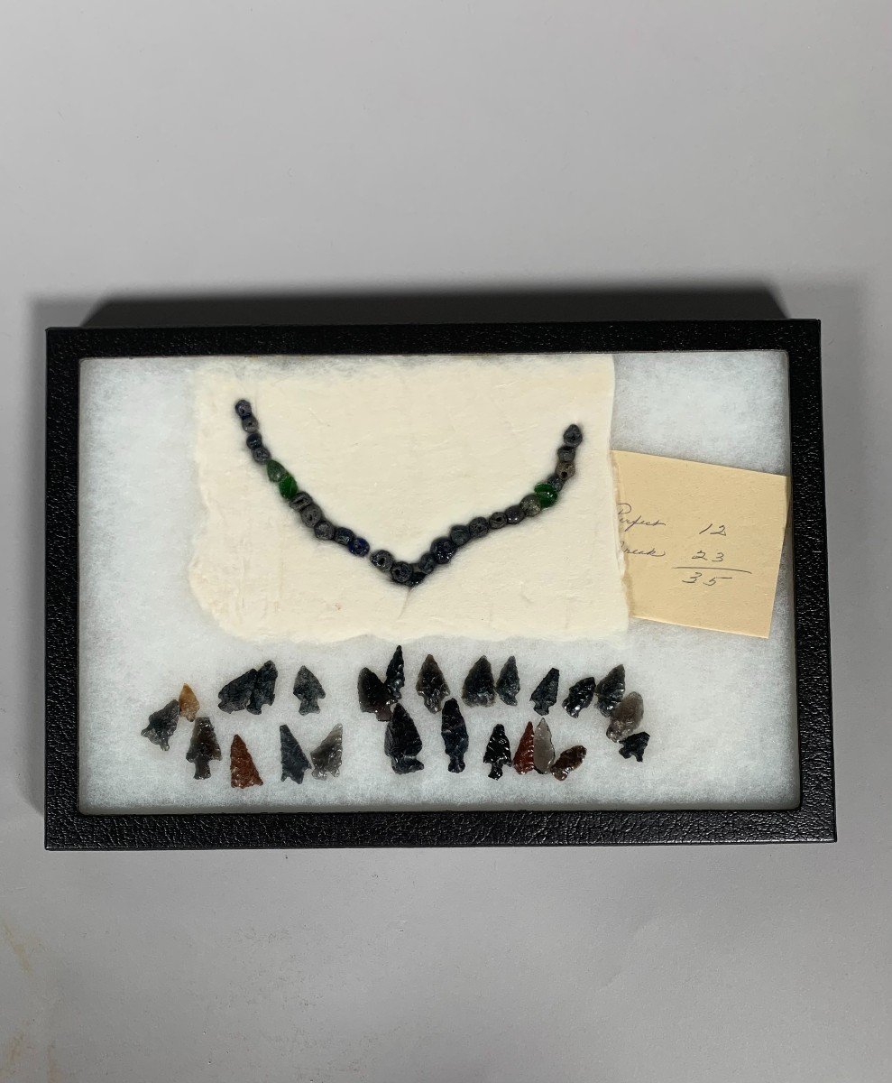 Lot De Pointes De Fleches Et Un Collier  En Perle Paléo Américains Paléolithique Archéologie 