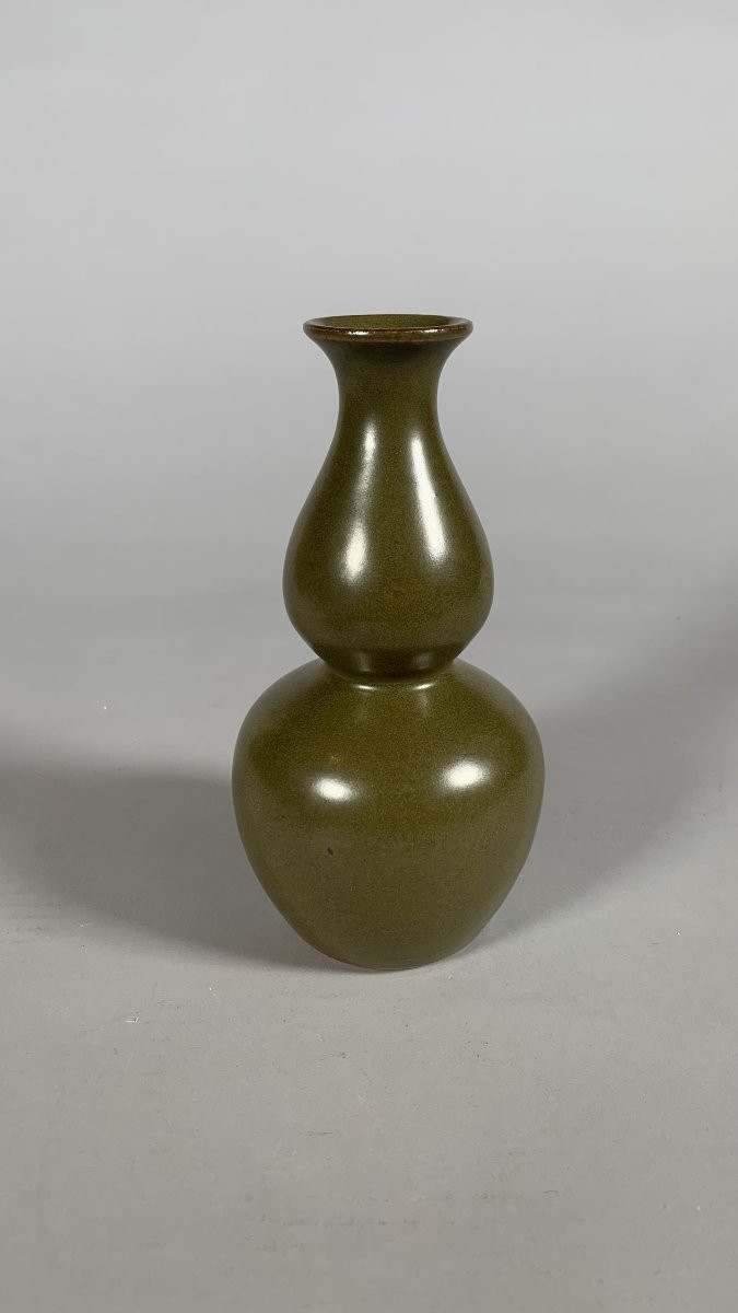époque Qianlong (1736 - 1795) Vase Gourde Coloquinte Monochrome Porcelaine Vert "poudre De Thé"-photo-2