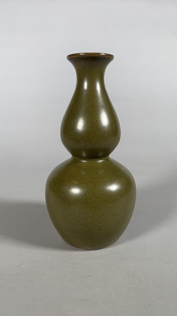 époque Qianlong (1736 - 1795) Vase Gourde Coloquinte Monochrome Porcelaine Vert "poudre De Thé"