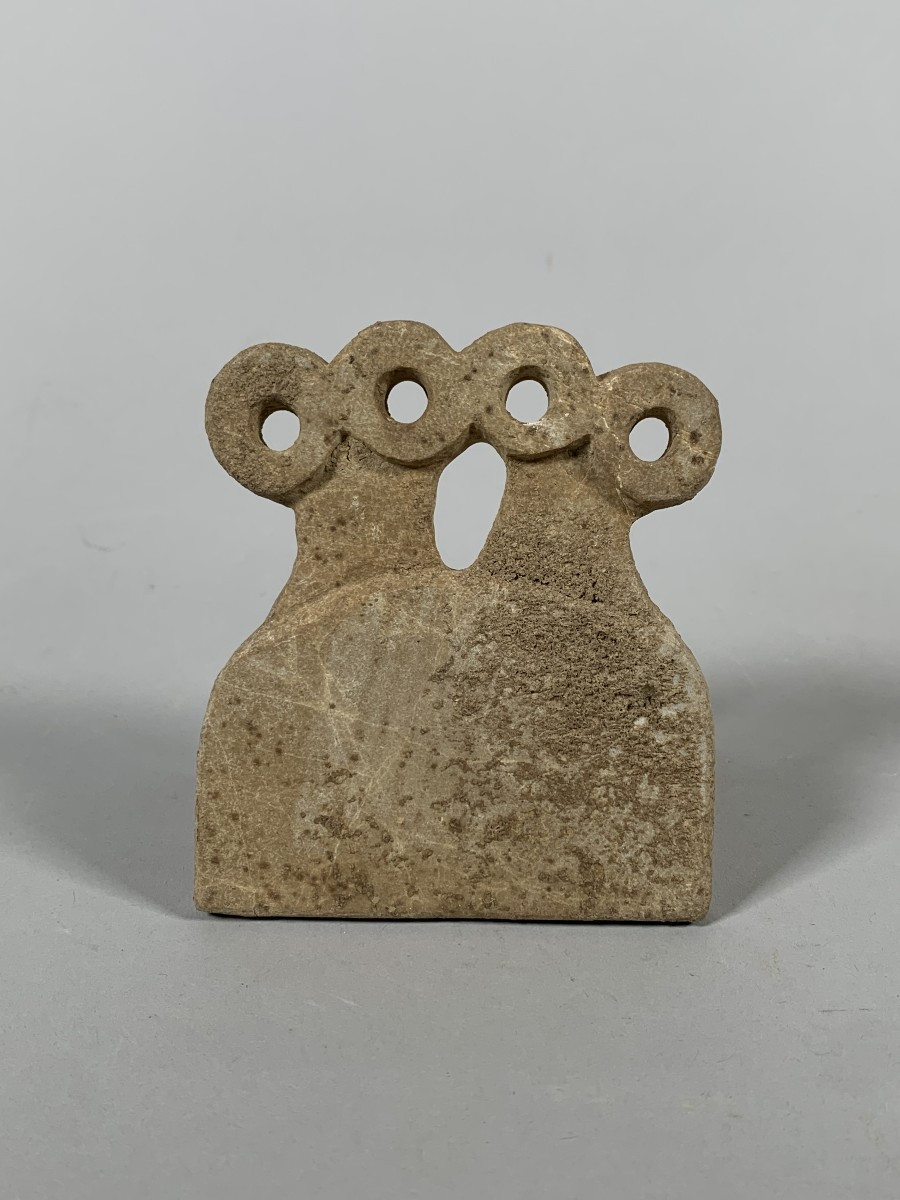 Idole campaniforme bicéphale aux yeux  Tell Brak archéologique antique
