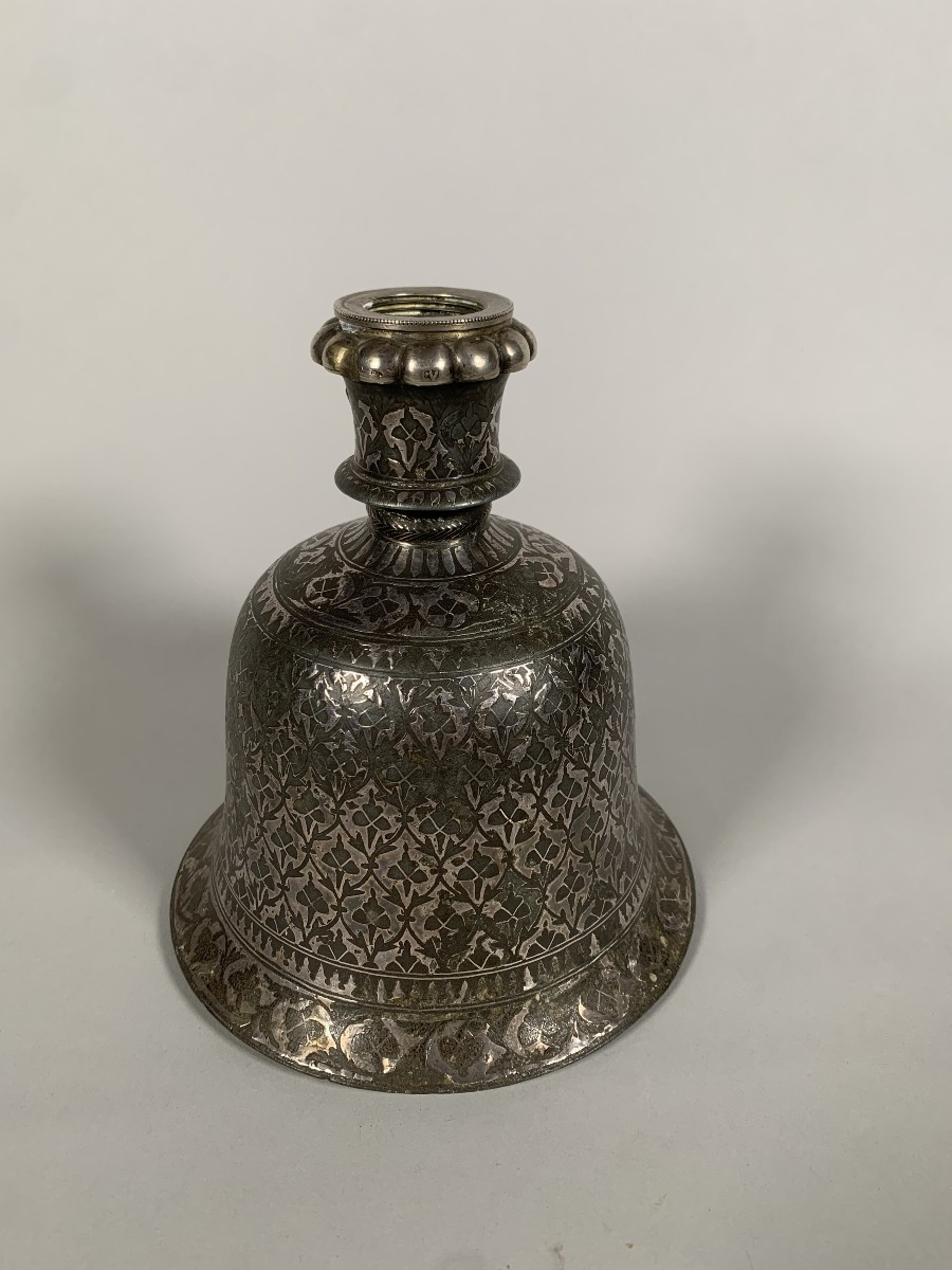 Base de narguilé "huqqa" Bidri niellé d'argent - Acier, Argent - Inde - XVIIIeme siecle
