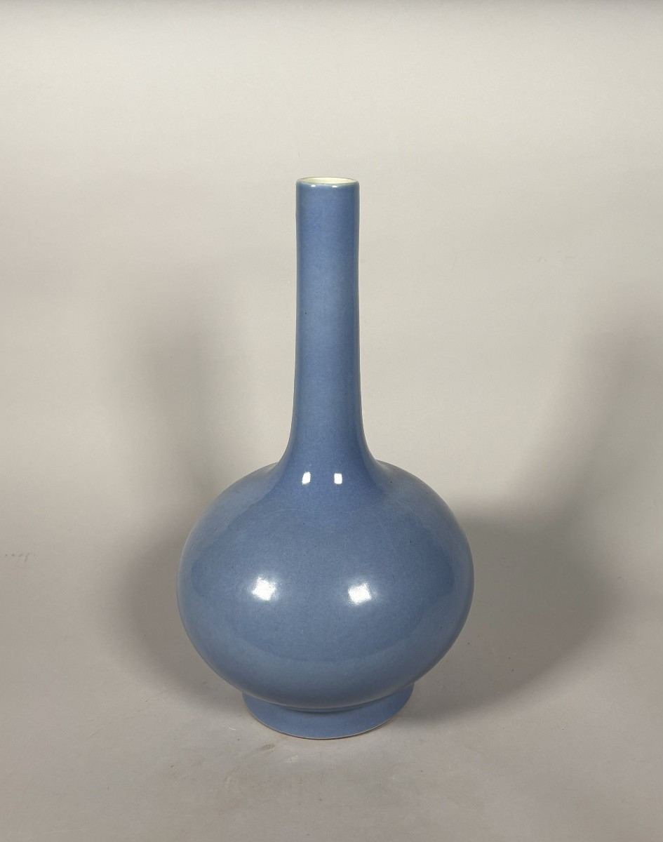 Chinese Lavender Porcelain Vase, Qianlong Period (1736-1795).