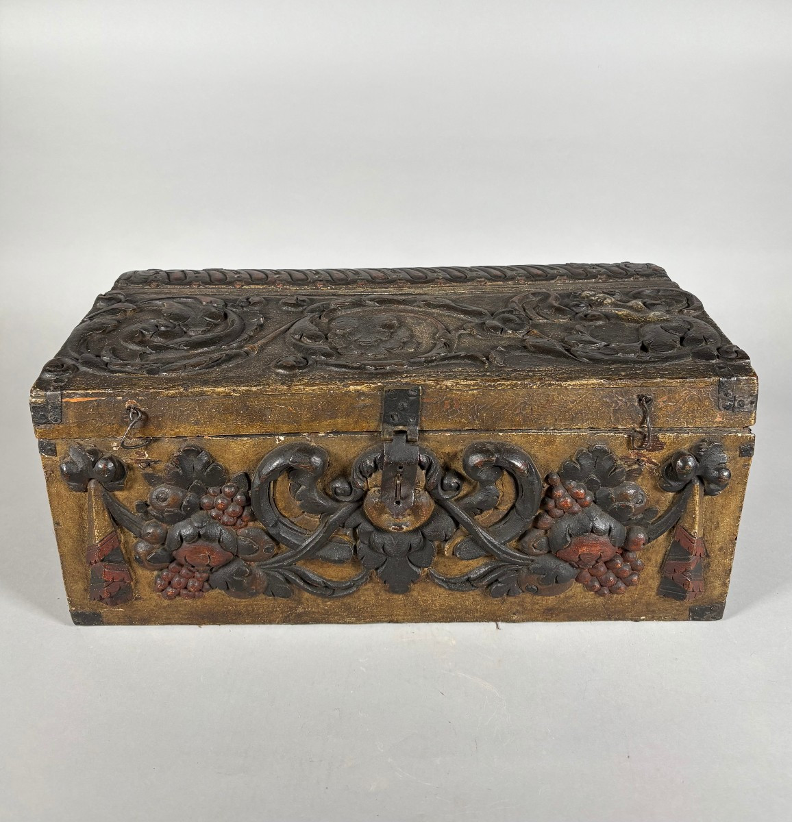 Coffre en bois sculpté polychrome XVIème siècle France