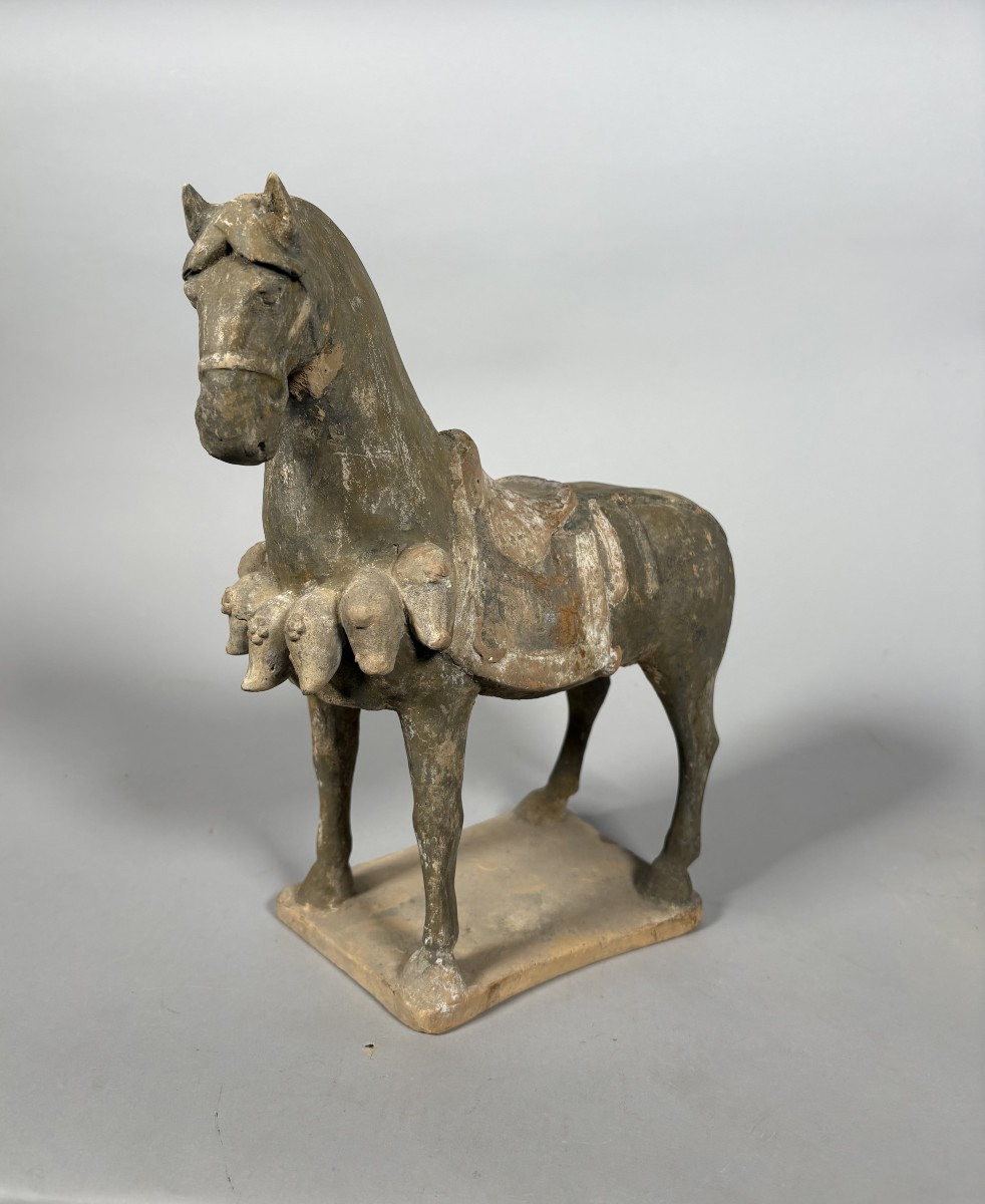 Sculpture d'un cheval de guerre  Mingqi Chine Dynastie Tang (618-907)