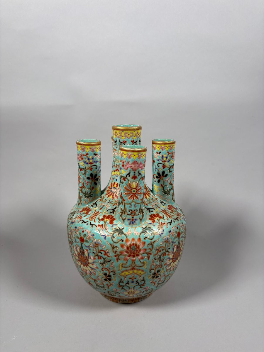 Chine, XXe  Vase en porcelaine Famille rose sur fond turquoise Période République (1912-1949) -photo-2