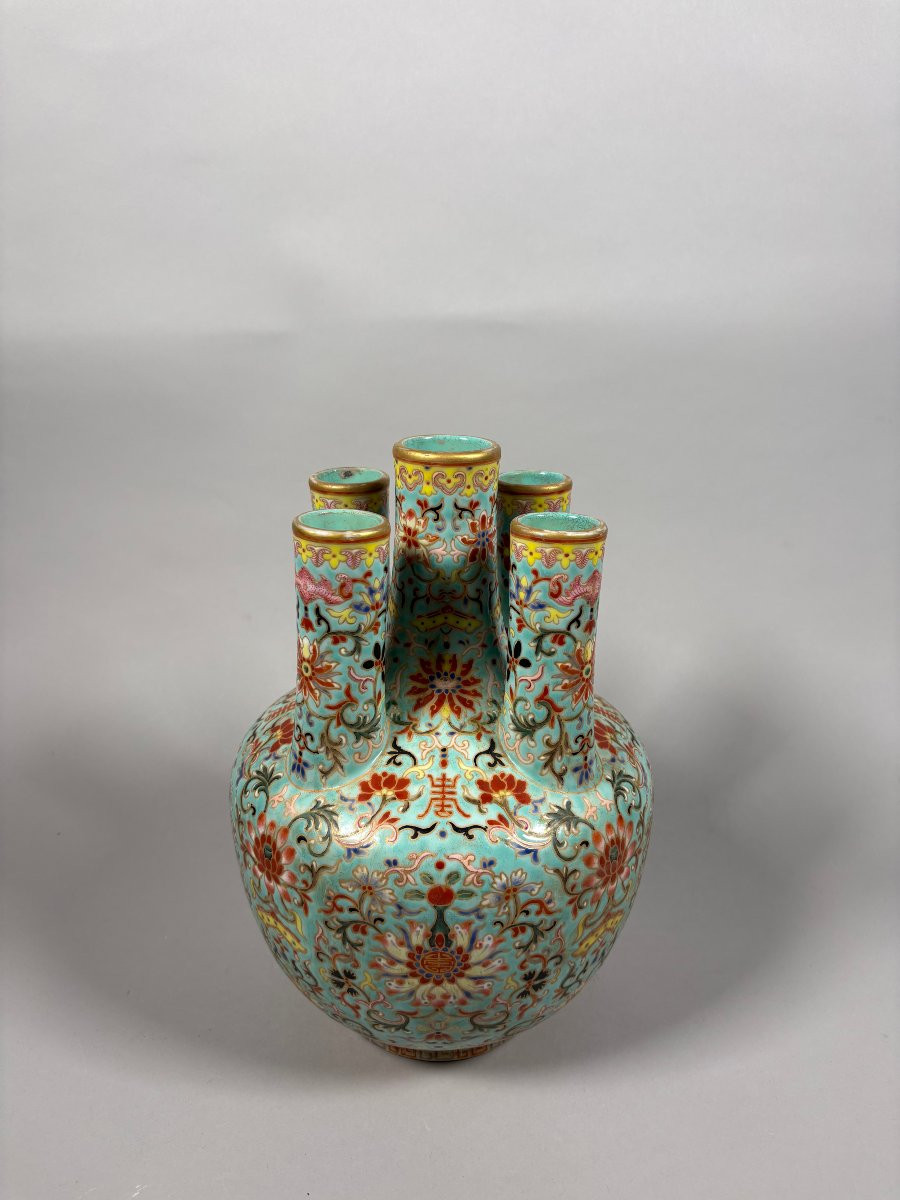 Chine, XXe  Vase en porcelaine Famille rose sur fond turquoise Période République (1912-1949) -photo-3