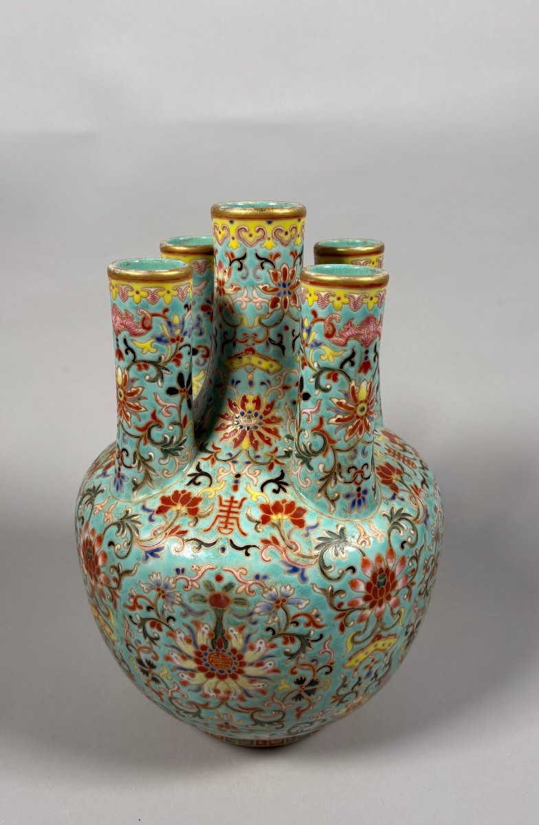 Chine, XXe  Vase en porcelaine Famille rose sur fond turquoise Période République (1912-1949) -photo-4