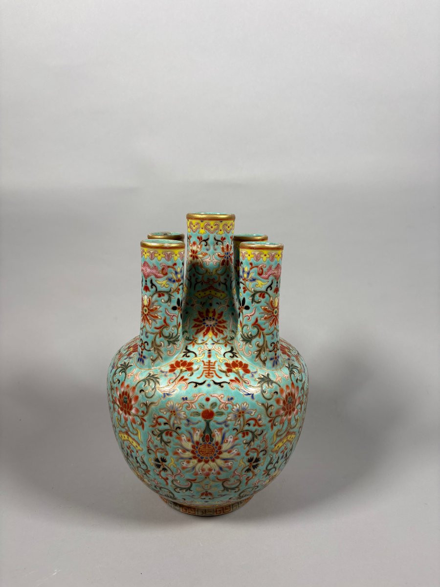 Chine, XXe  Vase en porcelaine Famille rose sur fond turquoise Période République (1912-1949) -photo-1