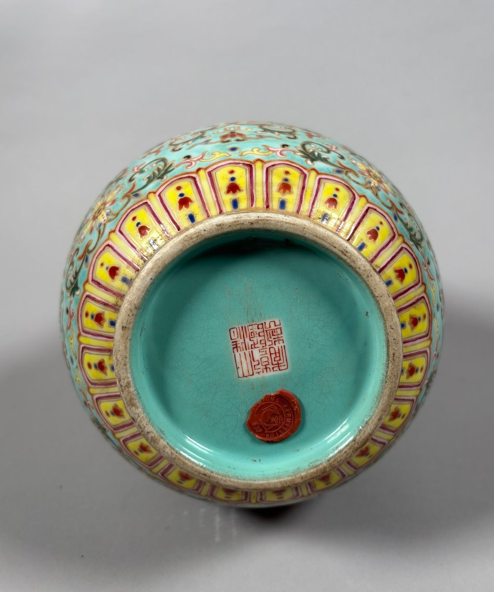Chine, XXe  Vase en porcelaine Famille rose sur fond turquoise Période République (1912-1949) -photo-2