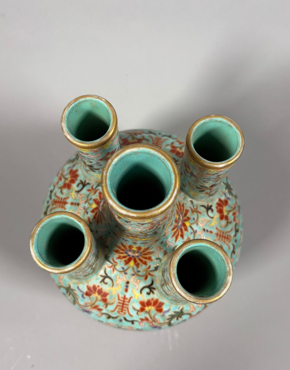 Chine, XXe  Vase en porcelaine Famille rose sur fond turquoise Période République (1912-1949) -photo-3