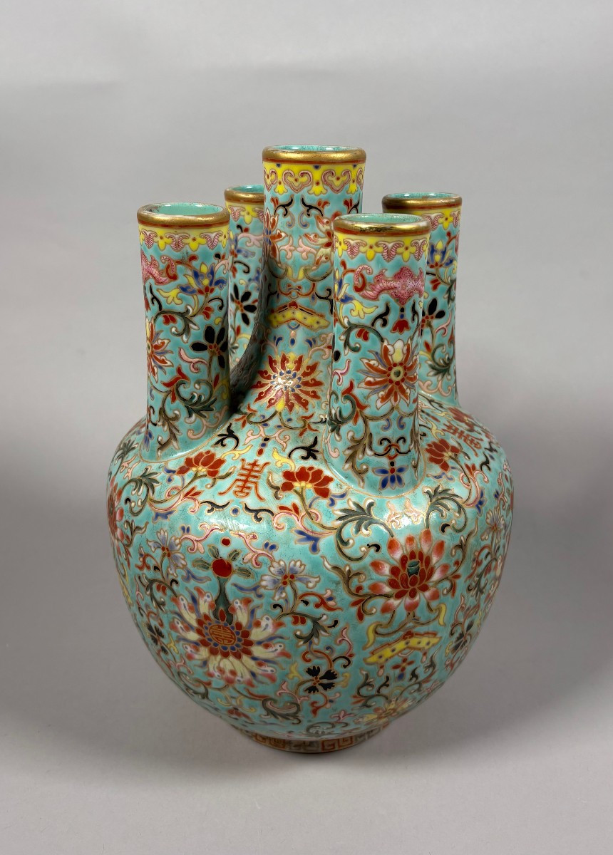 Chine, XXe  Vase en porcelaine Famille rose sur fond turquoise Période République (1912-1949) 