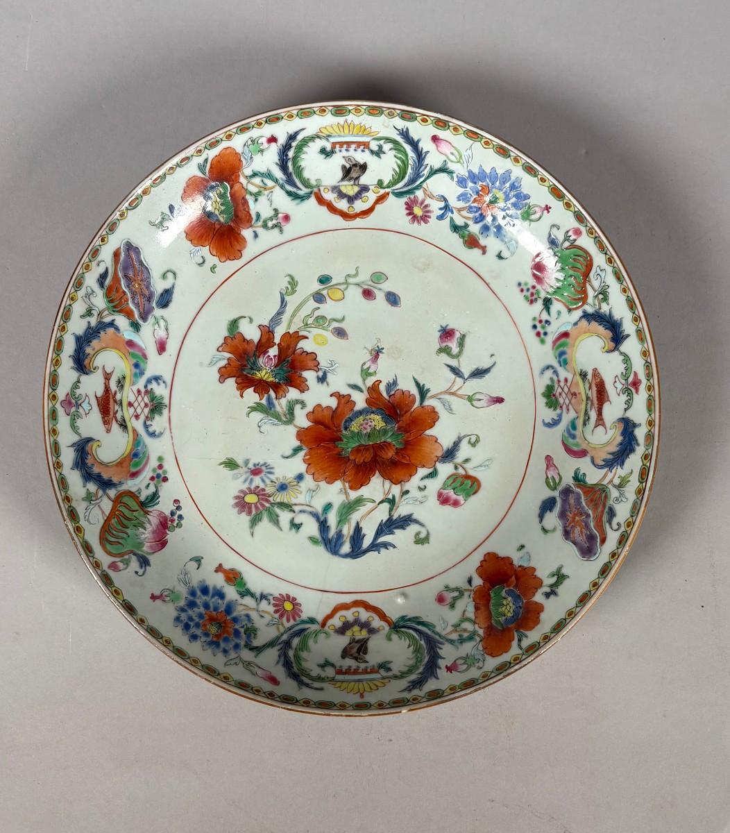 Chine Assiette en porcelaine au décor " pompadour"  XVIIIeme  Epoque Qianlong (1711 - 1799)