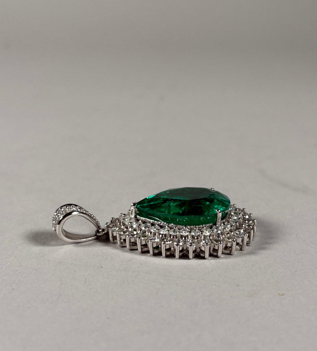 Pendant - 18k White Gold - 28ct. Pear-cut Emerald - Diamond-photo-2