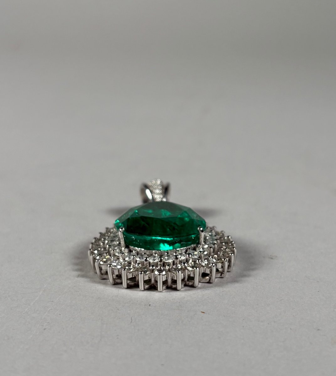 Pendant - 18k White Gold - 28ct. Pear-cut Emerald - Diamond-photo-4