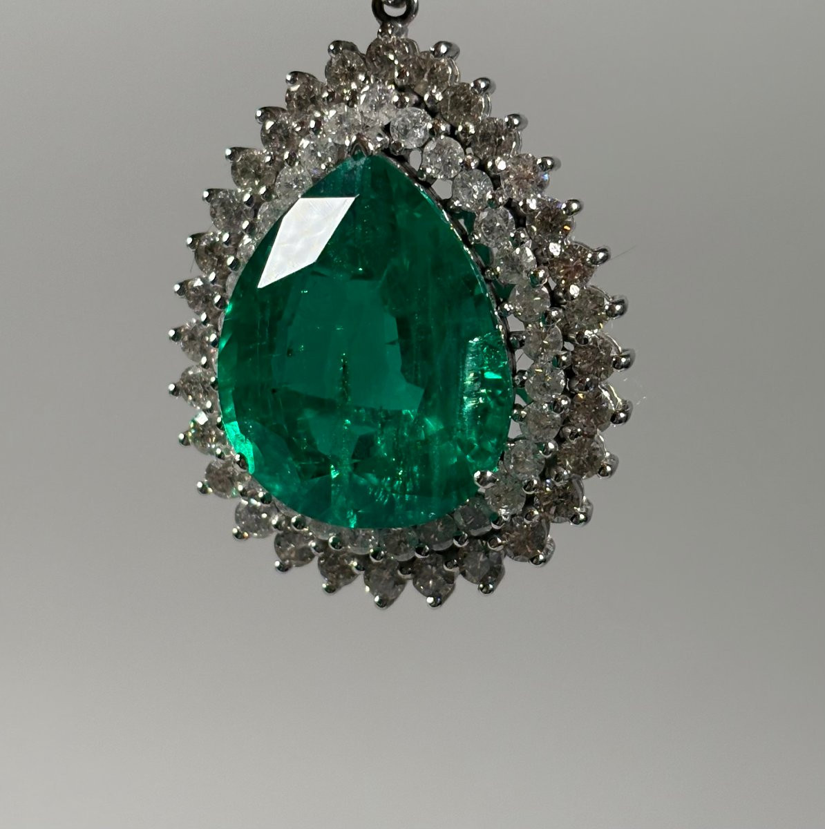 Pendant - 18k White Gold - 28ct. Pear-cut Emerald - Diamond-photo-1