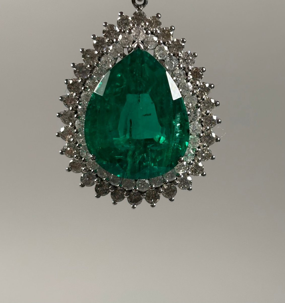 Pendant - 18k White Gold - 28ct. Pear-cut Emerald - Diamond-photo-4