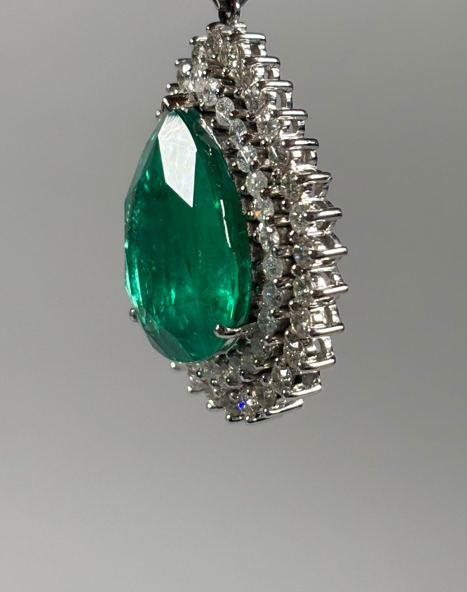 Pendant - 18k White Gold - 28ct. Pear-cut Emerald - Diamond-photo-8