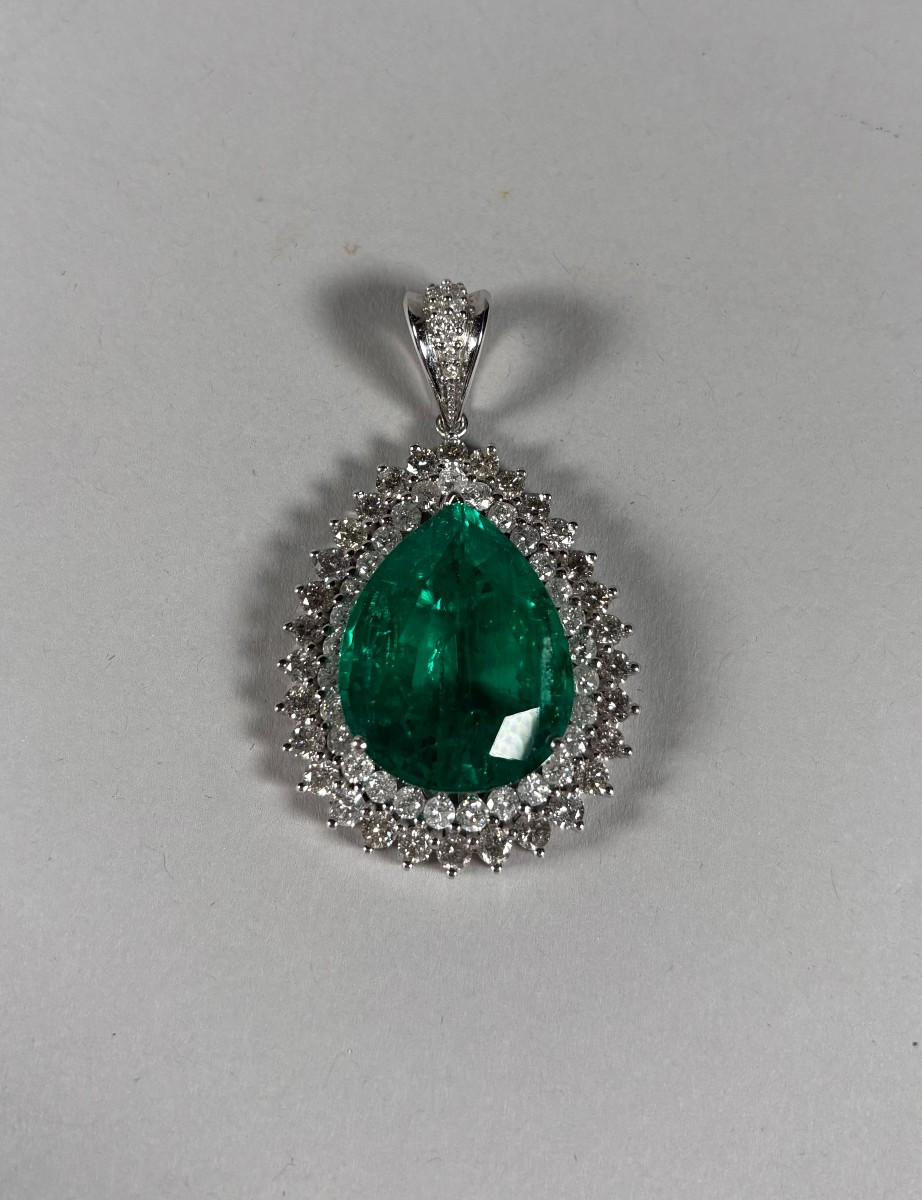 Pendant - 18k White Gold - 28ct. Pear-cut Emerald - Diamond