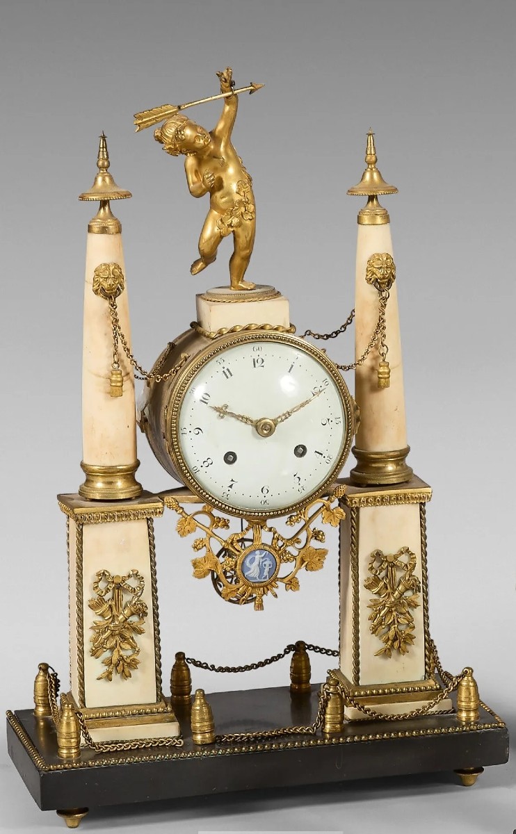 Pendule portique "aux pagodes" d'époque Louis XVI allégorie de l'amour