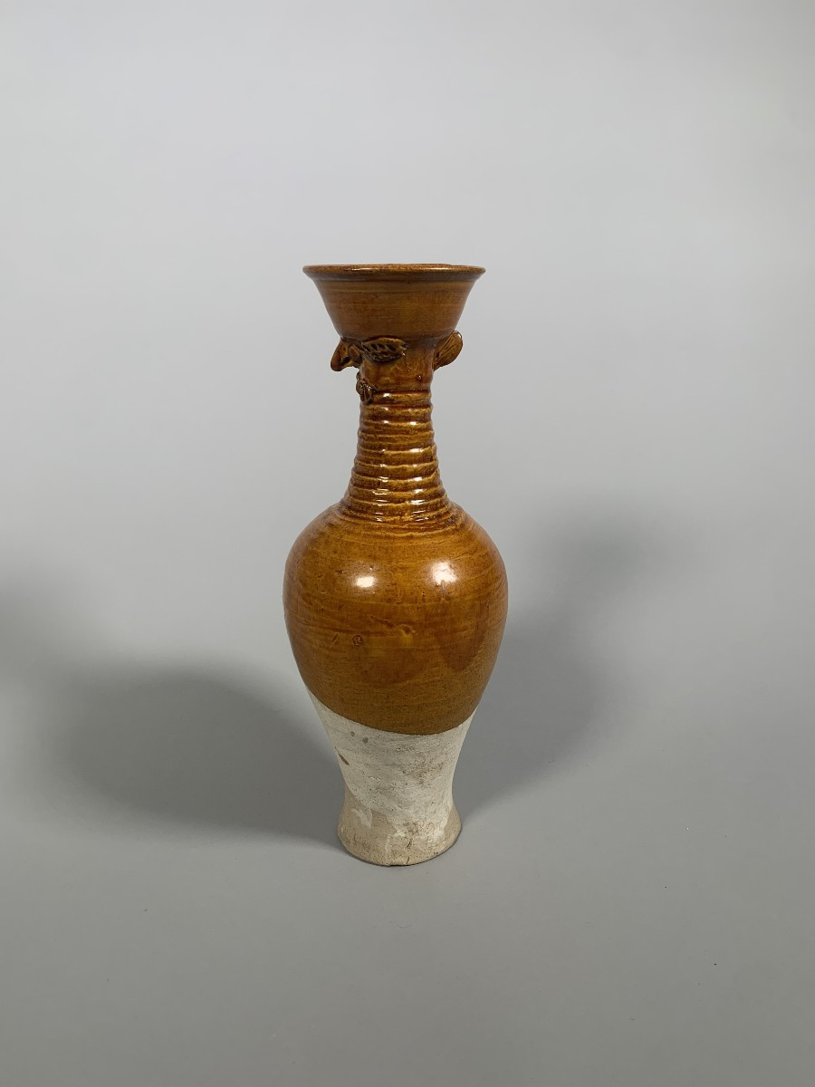 Vase  en terre cuite à glaçure ambré dynastie Tang ( 618-907 )