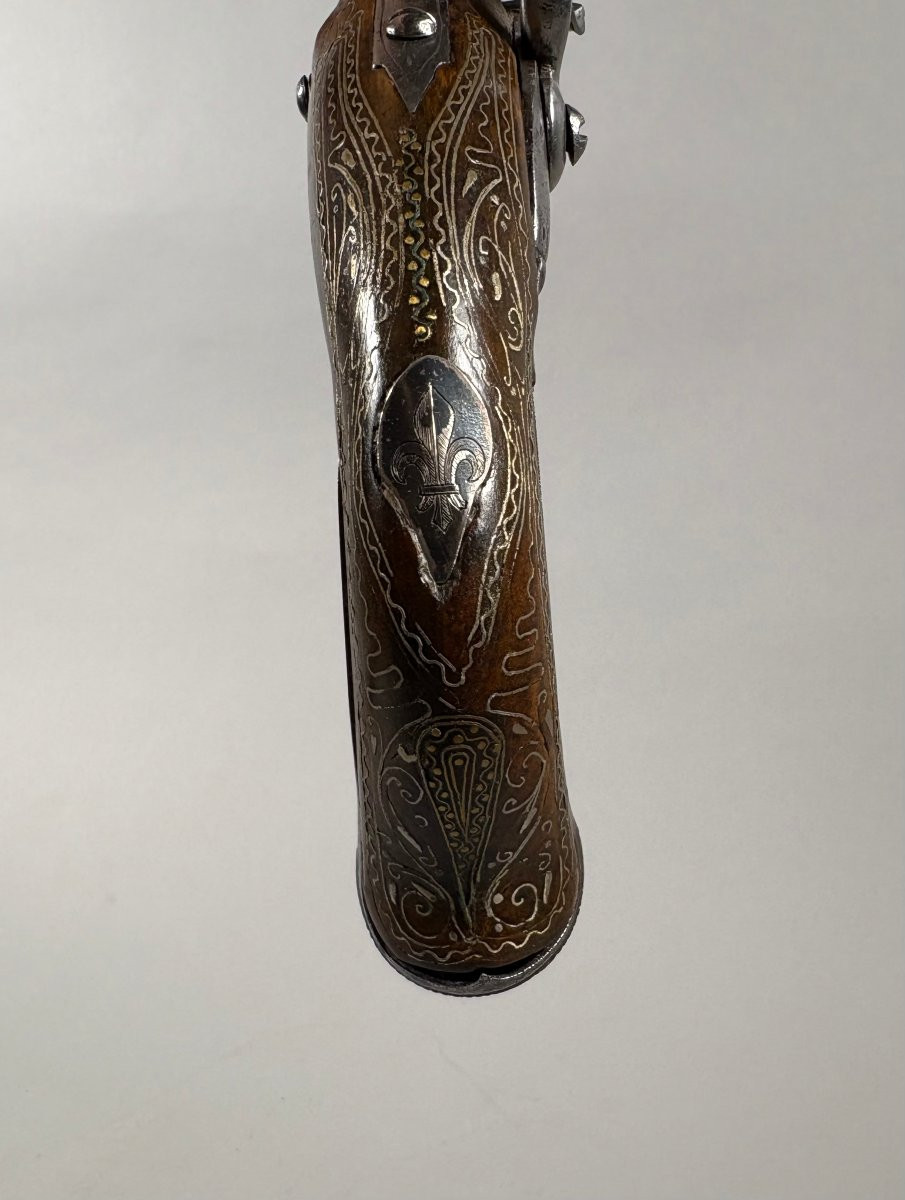  Pistolet  à silex richement décoré XVIIIeme siecle Epoque Louis XIV-photo-1
