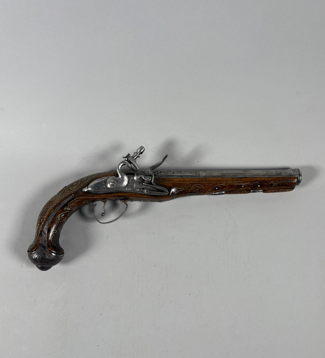  Pistolet  à silex richement décoré XVIIIeme siecle Epoque Louis XIV