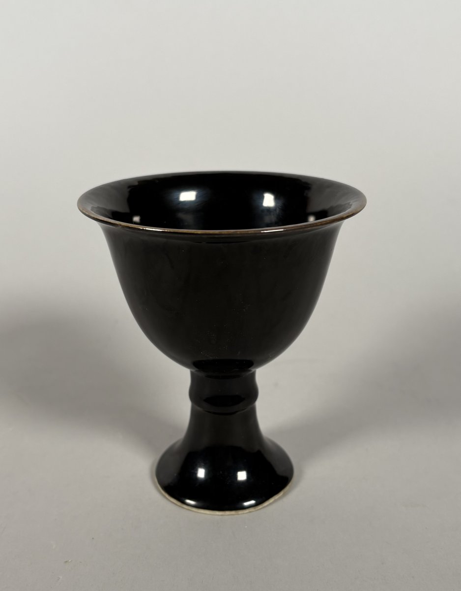 Coupe sur pied en porcelaine monochrome noir  XVIIIème siècle Chine