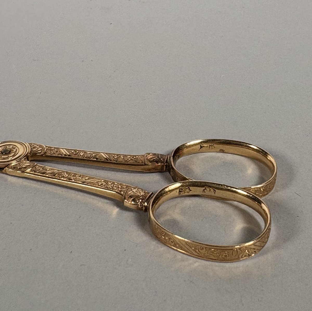 Paire de ciseaux de couture XVIIIème siècle en or jaune 18k (750 millièmes)-photo-3